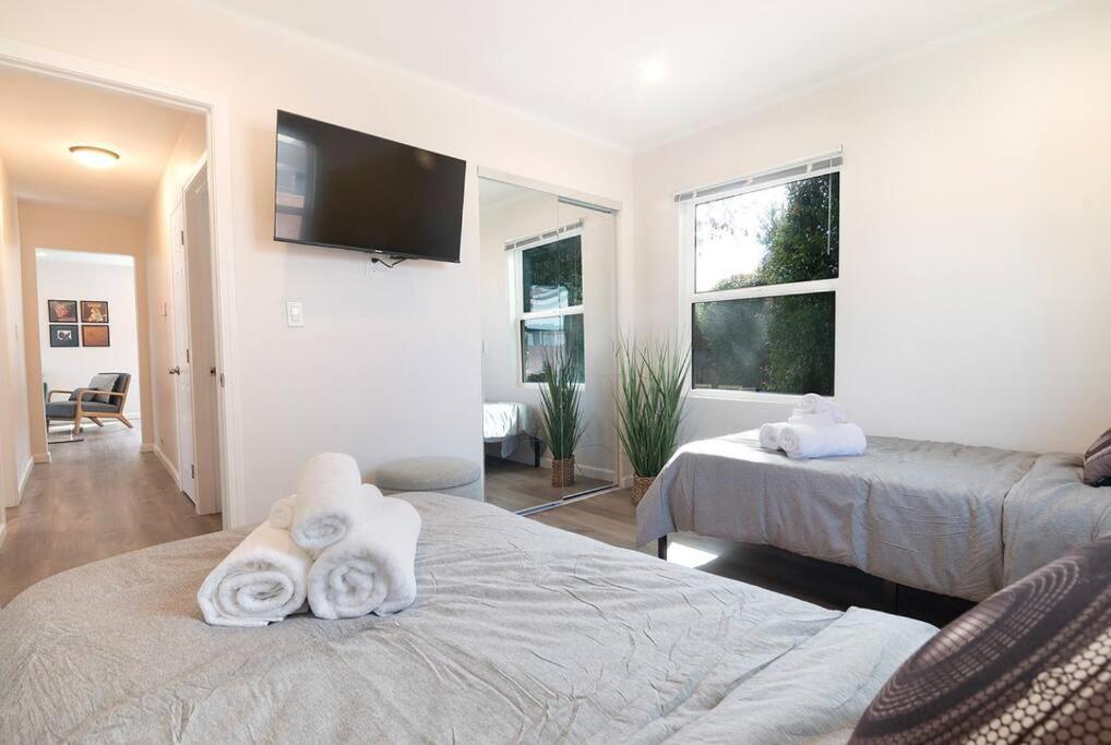 Beautiful 3 Bed 1 Bath Designer Home + Hot Tub Los Angeles Exteriör bild