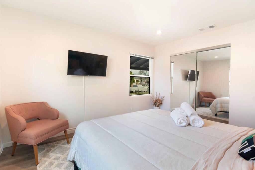 Beautiful 3 Bed 1 Bath Designer Home + Hot Tub Los Angeles Exteriör bild